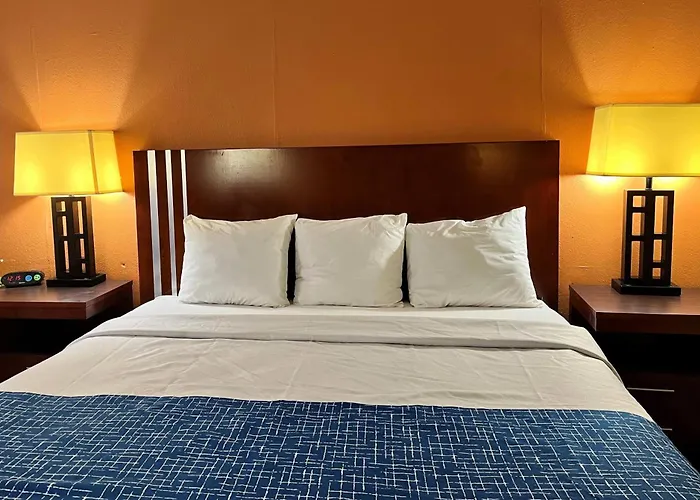 Travelodge By Wyndham Seymour