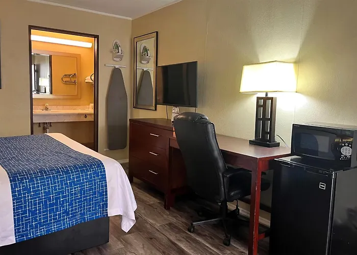 Travelodge By Wyndham Seymour