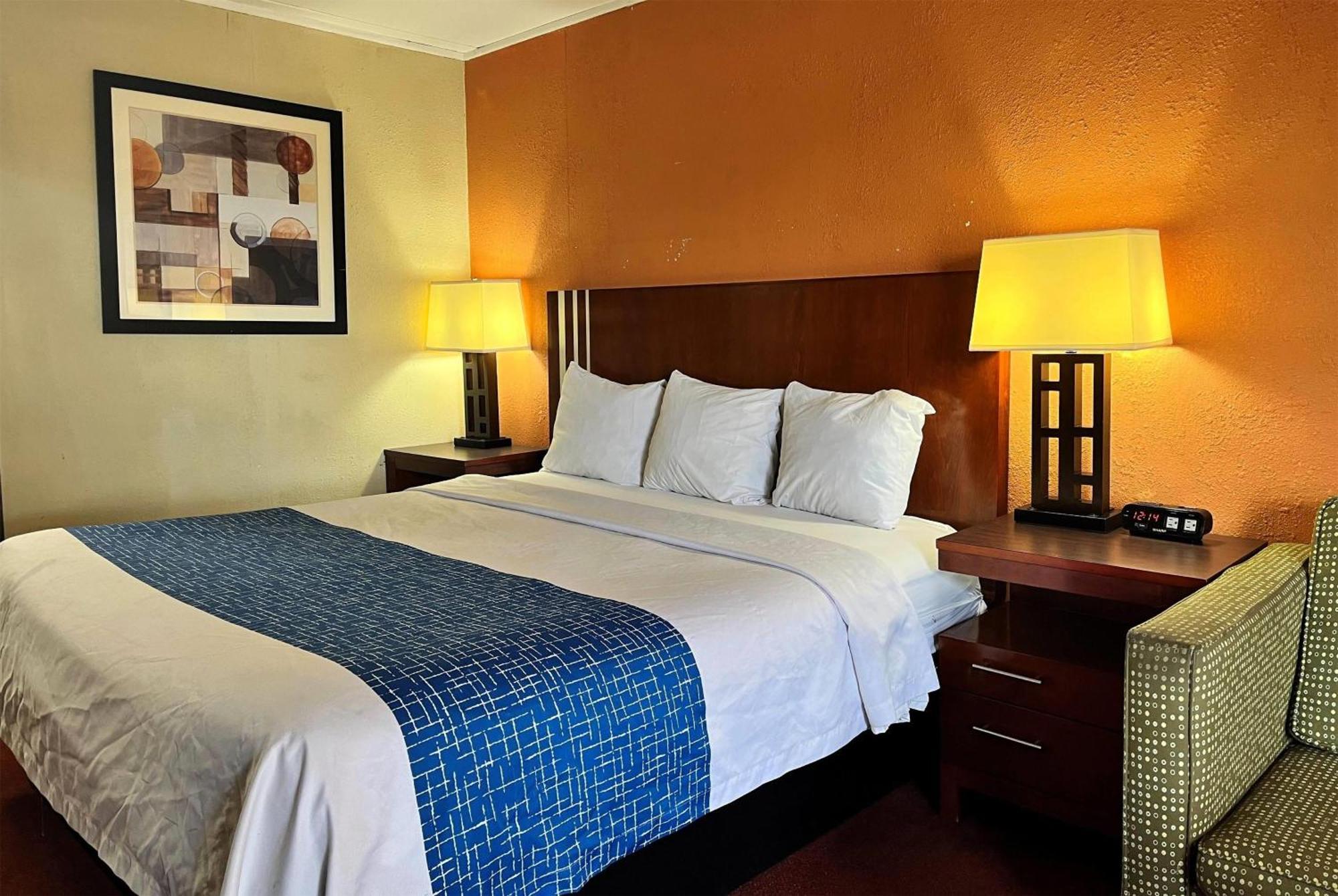 Travelodge By Wyndham Seymour